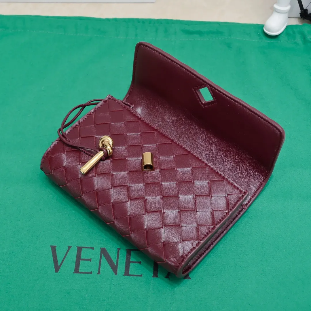Batch 1160 BV Andiamo clutch wallet is super high-end🤎🤎How come the long clutch bag is so exquisite~ The braided style bag surface paired with all-copper hardware is really warm and high-end. The bag body is super light and can be grabbed easily! It can store a lot of small items and large mobile phones ~ very practical for daily use. Style number: 1504 Size: 19*11.5*3